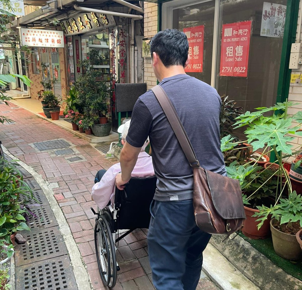 當時鍾景輝需要以輪椅代步。