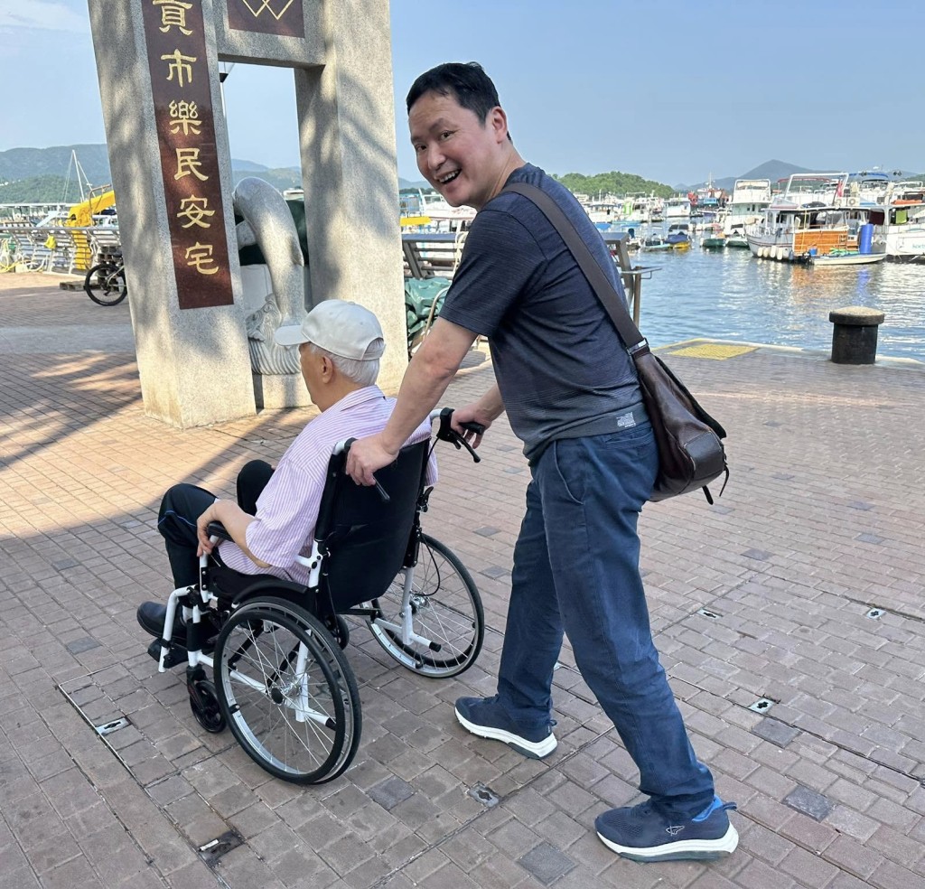 他的身形顯得瘦削。