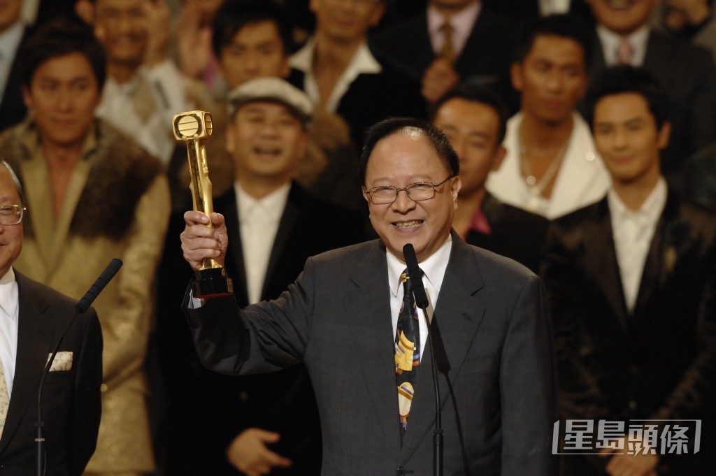 鍾景輝在2006年獲頒TVB萬千星輝演藝大獎。