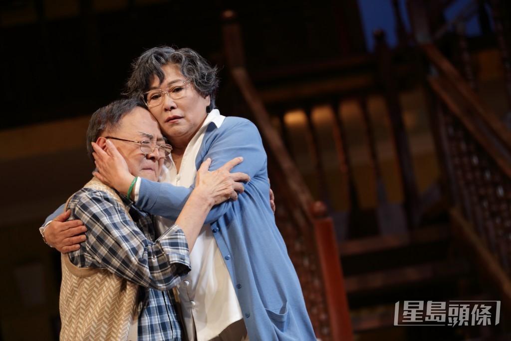 他與李司棋合演過舞台劇《金池塘》。