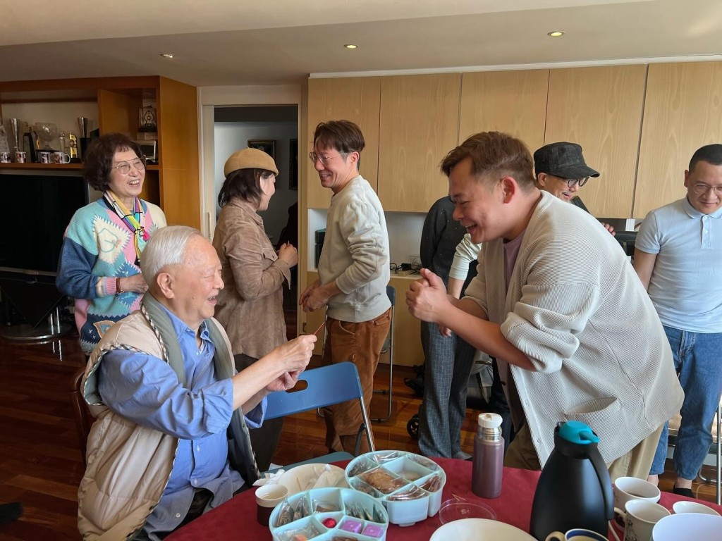 當時87歲的鍾景輝雖滿頭白髮，但精神看來不錯。