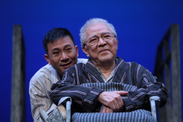 鍾景輝與陳國邦合演舞台劇《相約星期二》。
