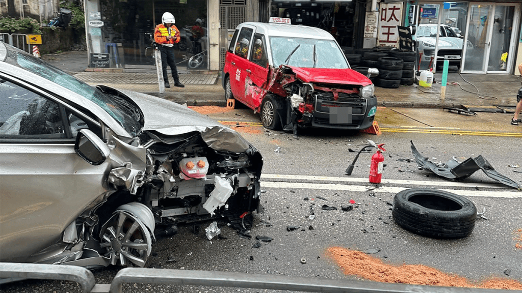西貢公路私家車與的士迎頭相撞 六人輕傷送院 交通嚴重擠塞