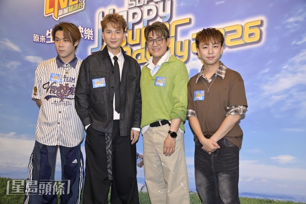 周吉佩（左二）、羅啟豪（右二）聯同張光宇、梁煒謙出席新城父親節活動。