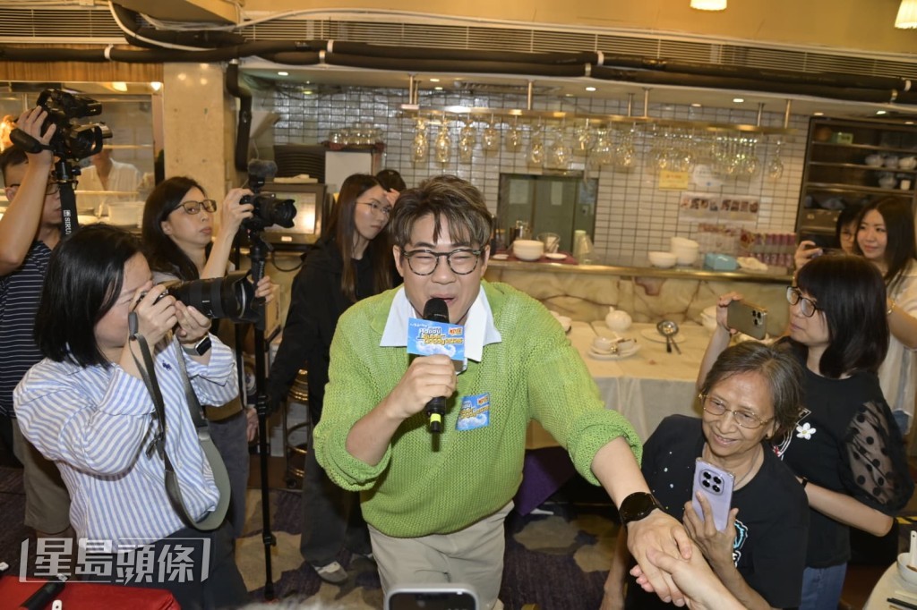 歌手們落力與現場觀眾互動。