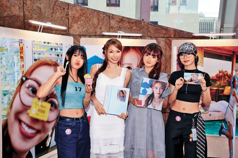 Yanny（左二）推出首本寫真集，獲隊友MeiMei（左一）、Ah Yo（右二）及Elka（右一）力撐。