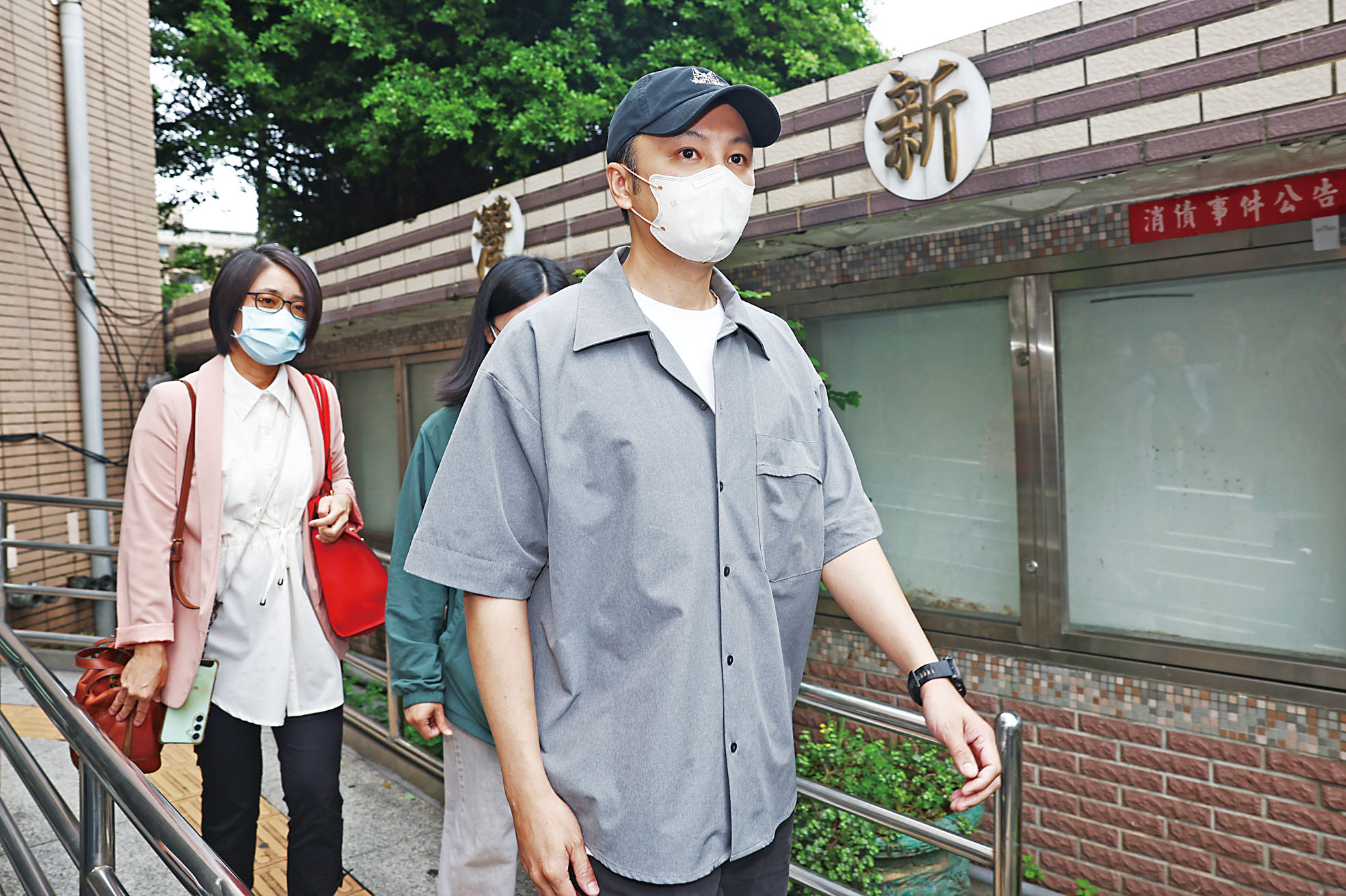 新北地院審理藝人閃兵案,Energy成員張書偉(前)出庭,結束後步出法庭。中央社