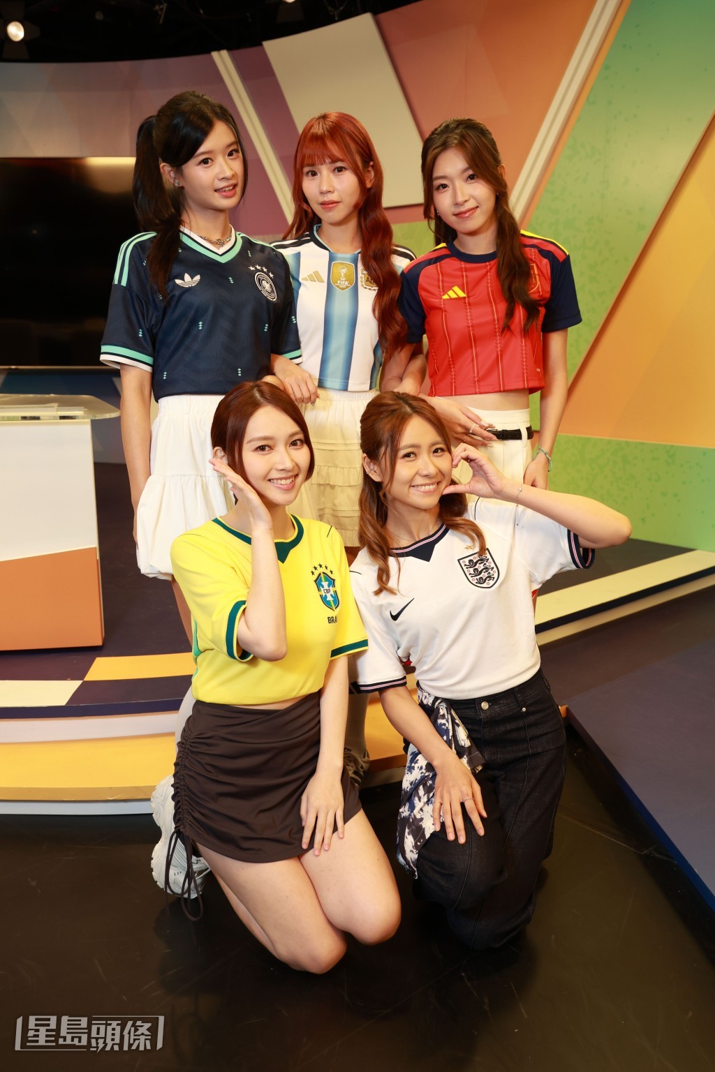 表妹Mona、KK、Vian、Gigi、Loklam討論球員踢法與隊伍戰術時十分投入。