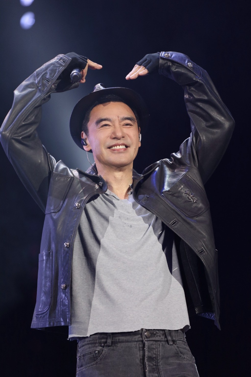 鍾鎮濤在廣州演唱會上,以經典「瀟灑哥」造型登場。