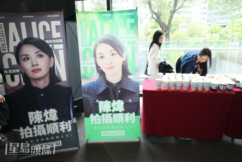 粉絲亦在現場設置易拉架,為偶像加油打氣。