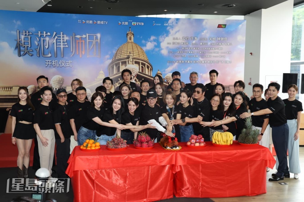 羅嘉良、楊茜堯、張曦雯等主演齊集深圳,出席《模範律師團》開鏡拜神儀式。