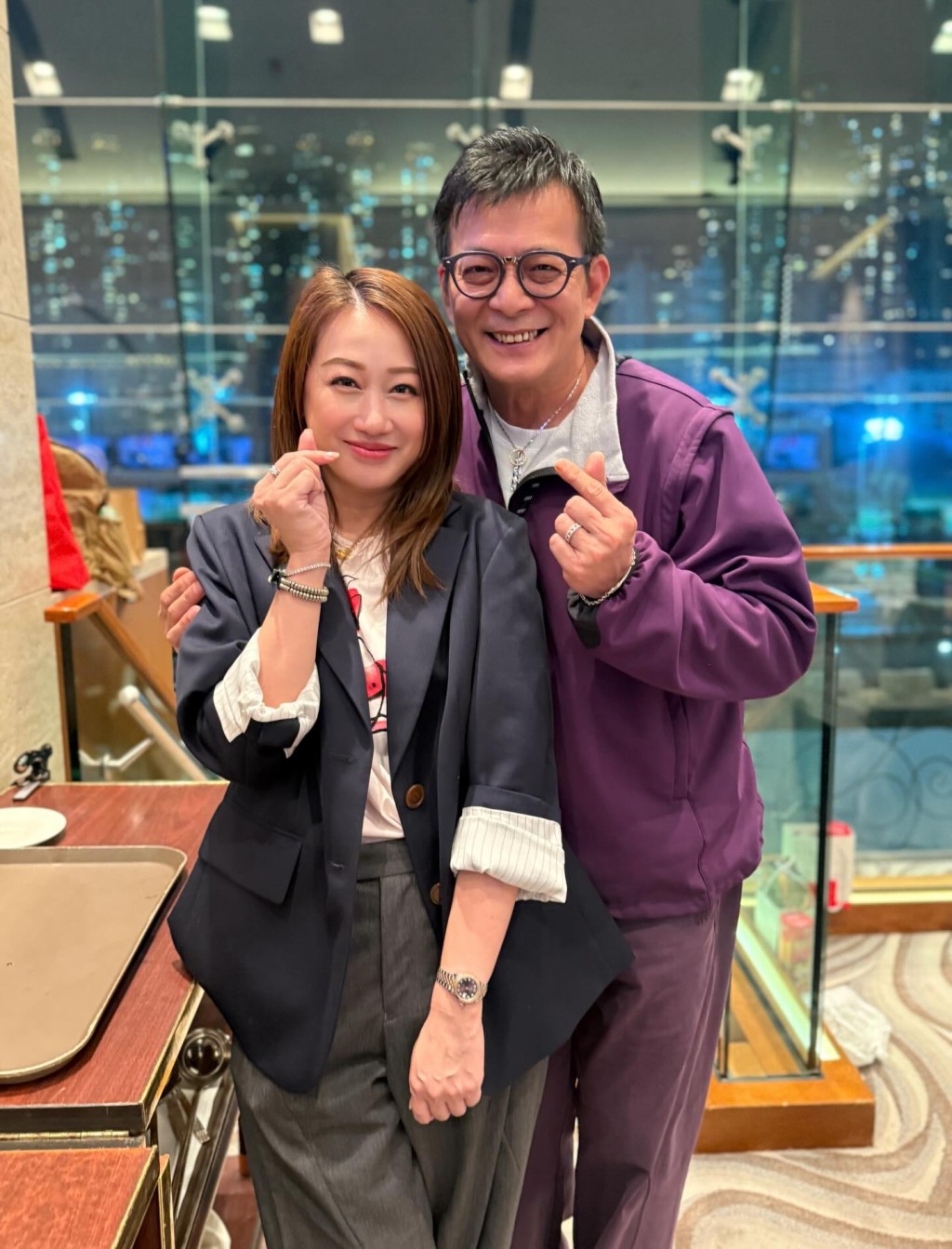 夏竹欣與黃日華合照時,展現出粉絲般的興奮神情。