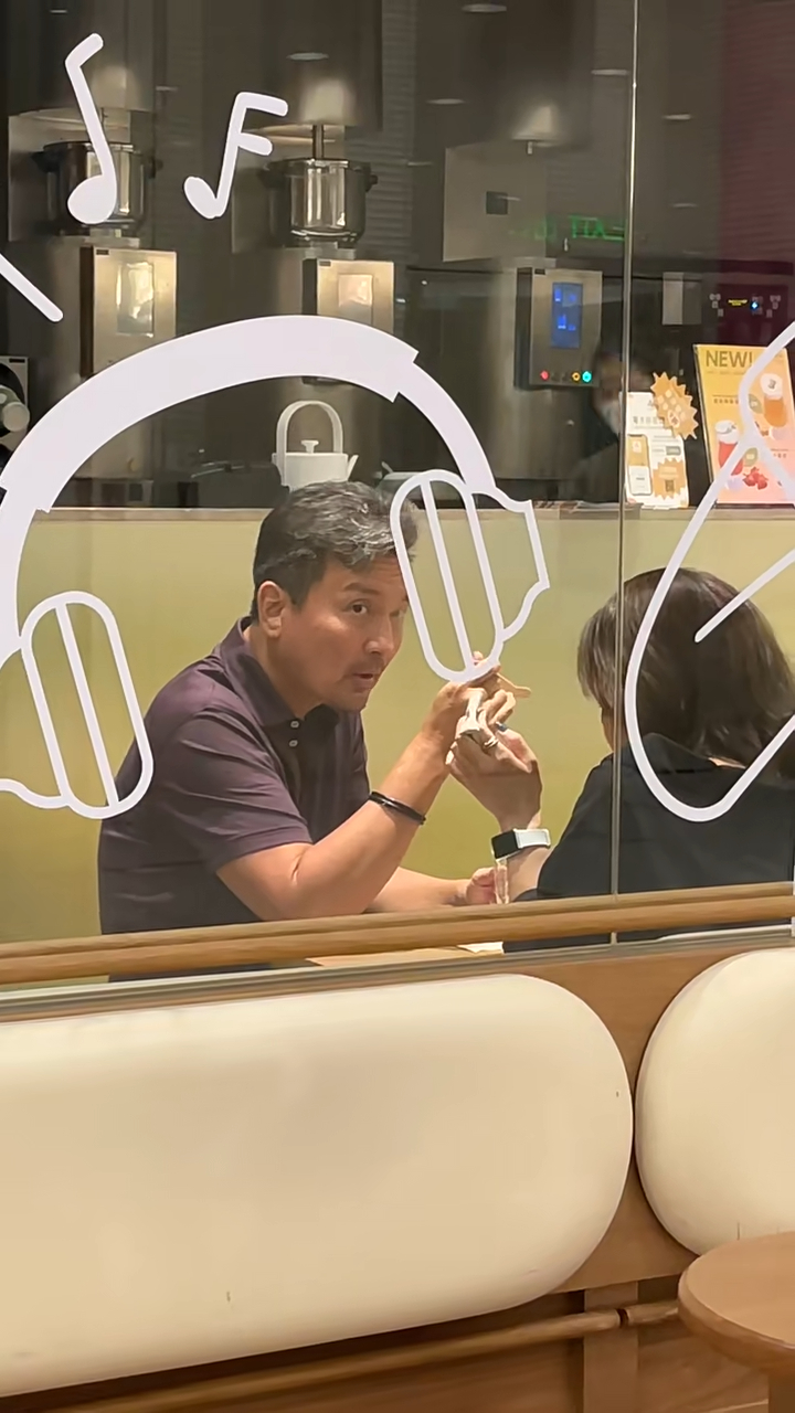 近日有網民在尖沙咀海港城偶遇黃子雄,拍到他與女伴在食肆享用甜品。