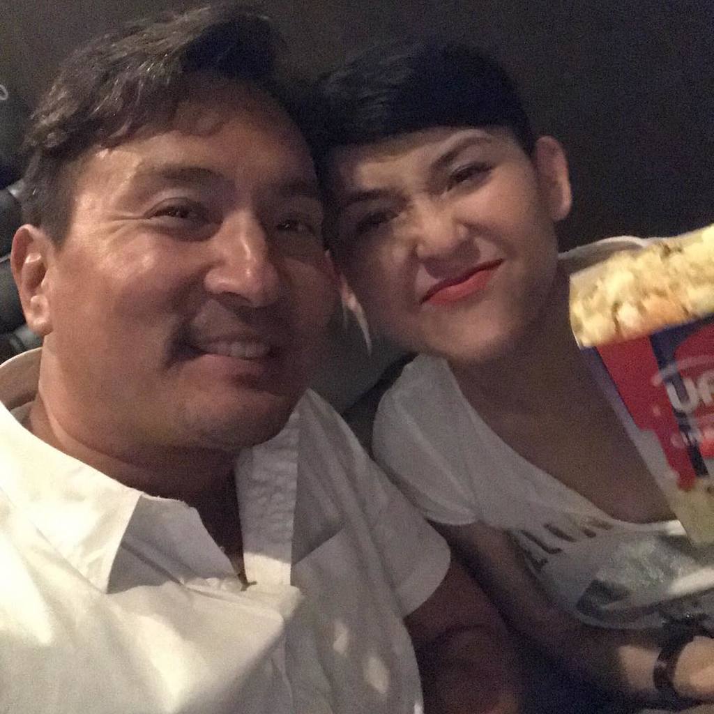 當時他與劉美君、賈思樂及韋綺姍一同觀看電影《Marvel隊長》,兩人手拖手的合照令不少人誤會他們正在交往。