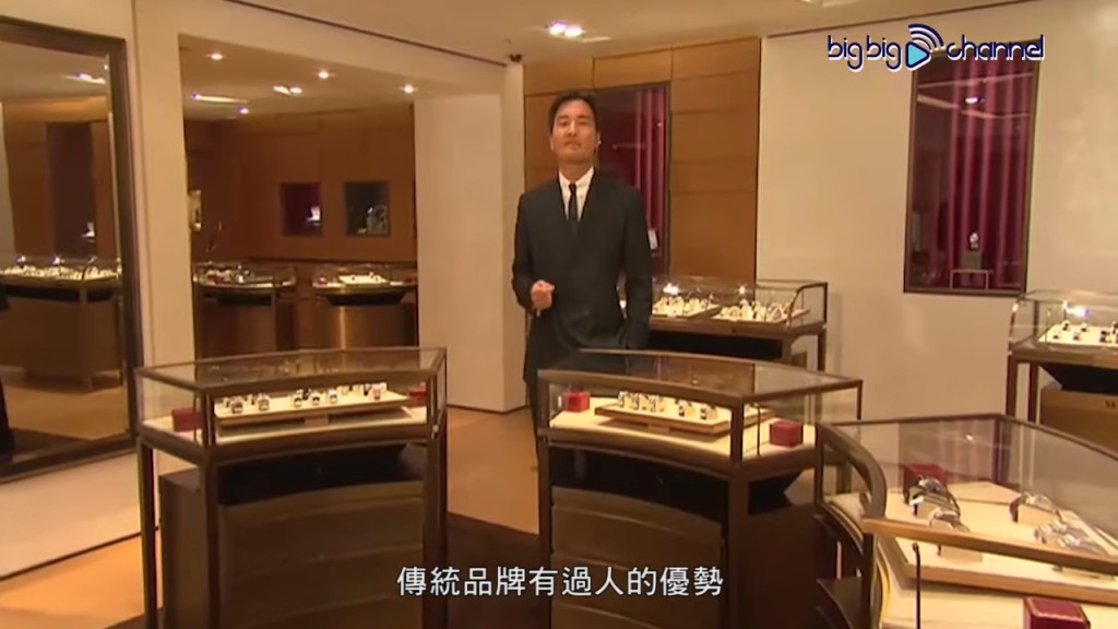 2006年,黃子雄重返無綫,曾主持明珠台的《港生活.港享受》。