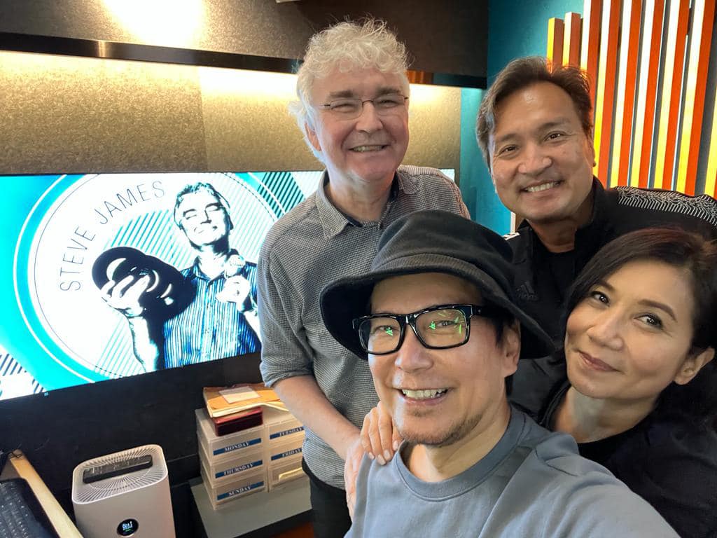 熱愛音樂的黃子雄最近與賈思樂等人為慈善推出新歌《Cookie Smiles》,並到不同電台宣傳。