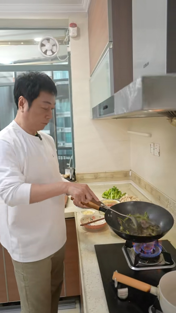 黎耀祥在廚房為太太及朋友下廚。