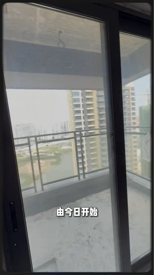 吳若希對新居的裝修工程充滿期待。