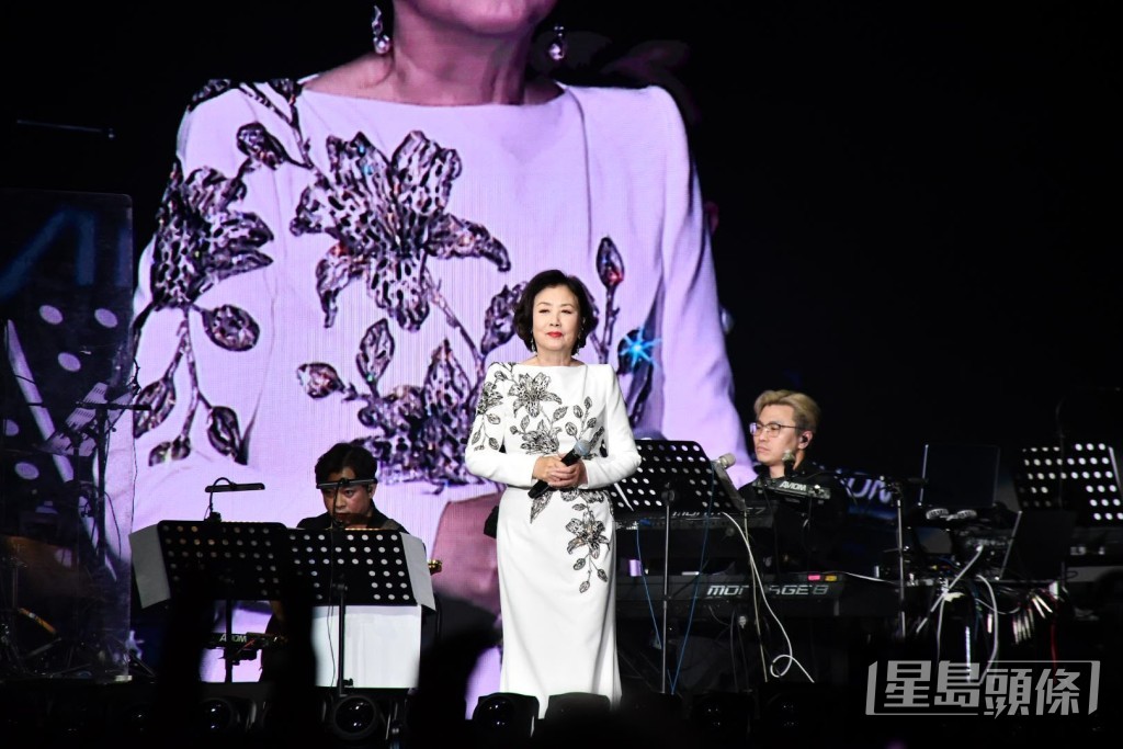 汪明荃獻唱經典金曲《萬水千山總是情》。