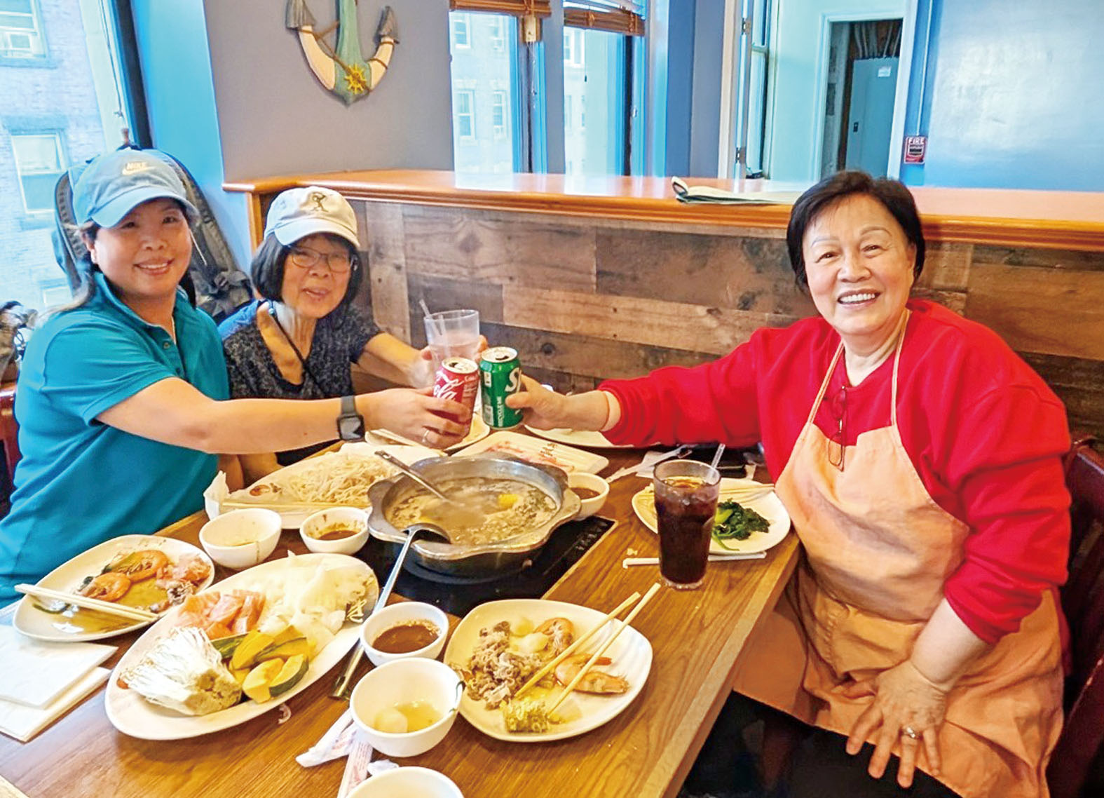 婦女部職員乾杯。