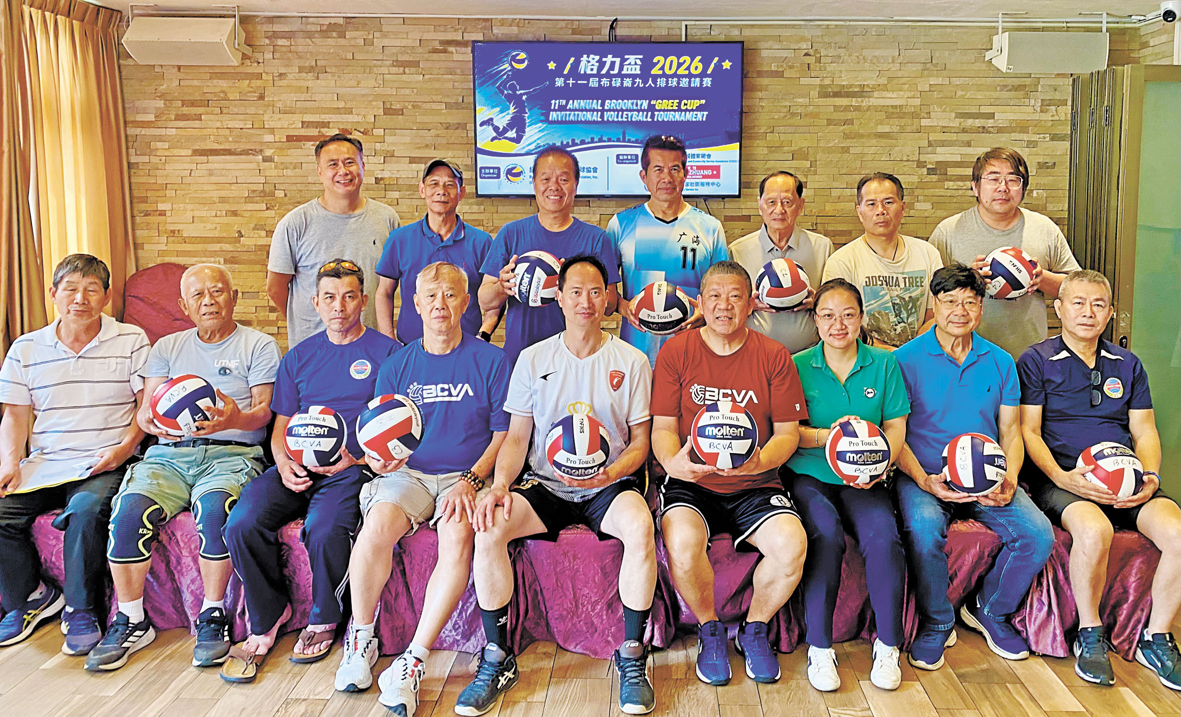 (前排左五起)趙立衍、梅毅超以及謝曉瓊等人出席14日記者會。張之銘攝