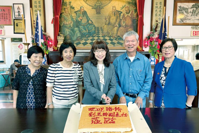 婦女部準備了大蛋糕歡迎劉玉玲蒞臨。左起：關啟輝夫人、劉志成夫人、劉玉玲、趙關遠、張鵬輝夫人。主辦方提供