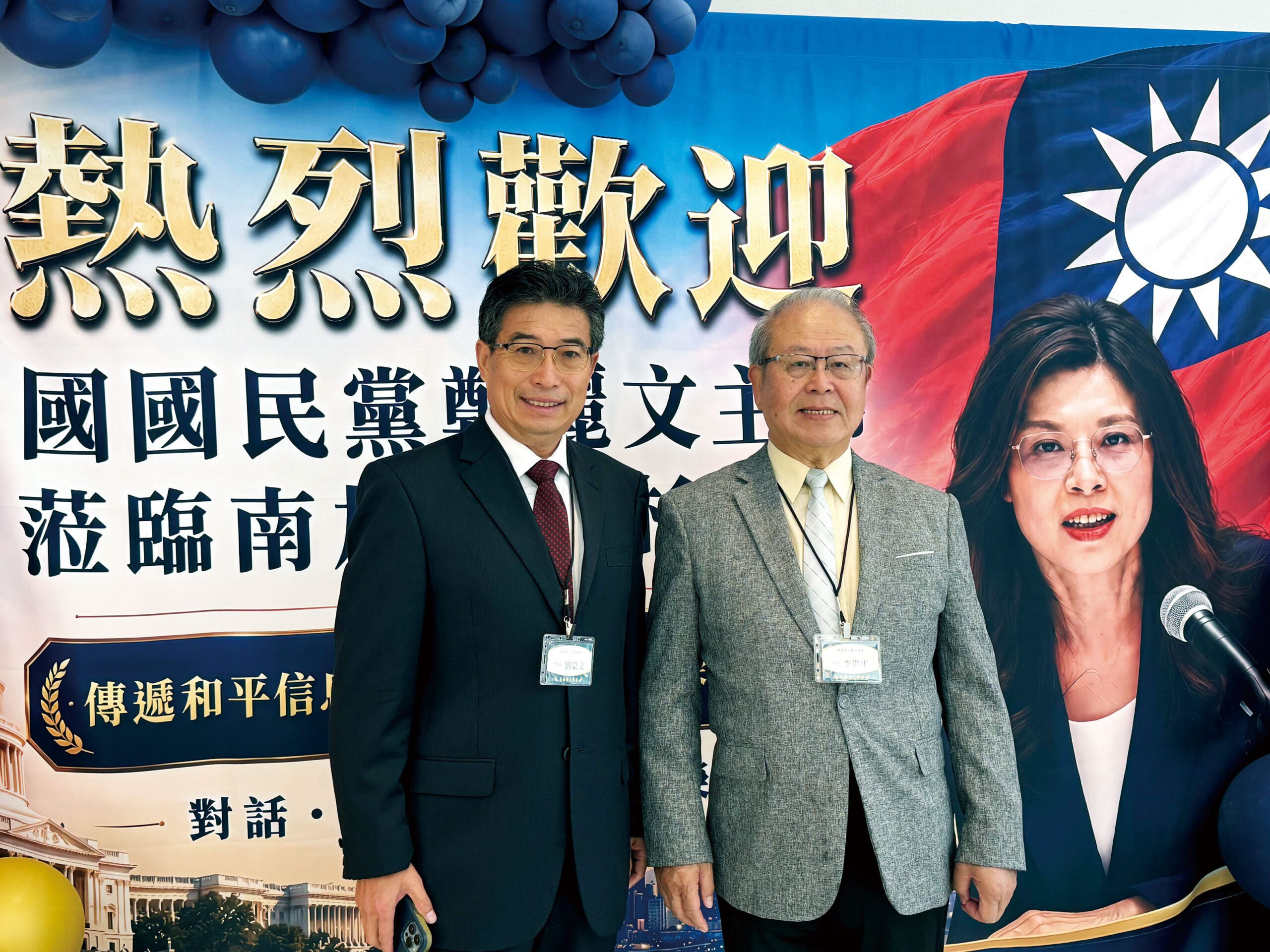 李世平(右)與劉榮文(左)接受媒體採訪。記者陸新攝