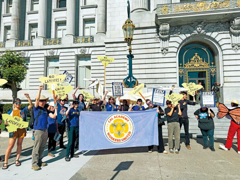 加州科學院僱員11日到市政廳外集會。SEIU Local 1021
