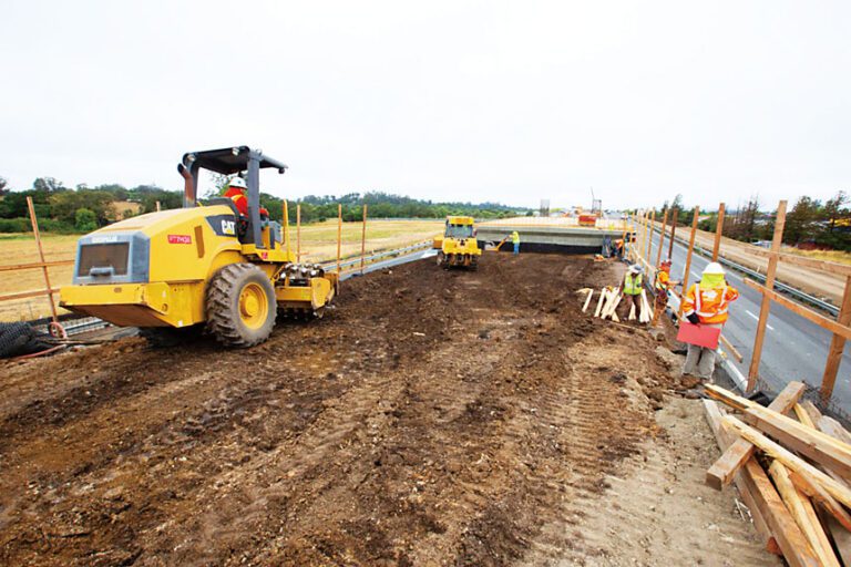 101號公路拓寬工程2020年9月在彼得洛瑪的麥林—索奴瑪瓶頸路段橋樑引道施工，一部壓路機正在壓實填土。加州交通局/灣區城市新聞社