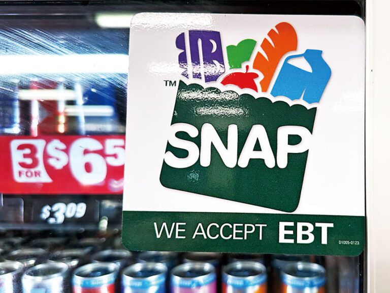 一家商店門口懸掛接受補充營養援助計劃（SNAP）的標誌。美聯社資料圖