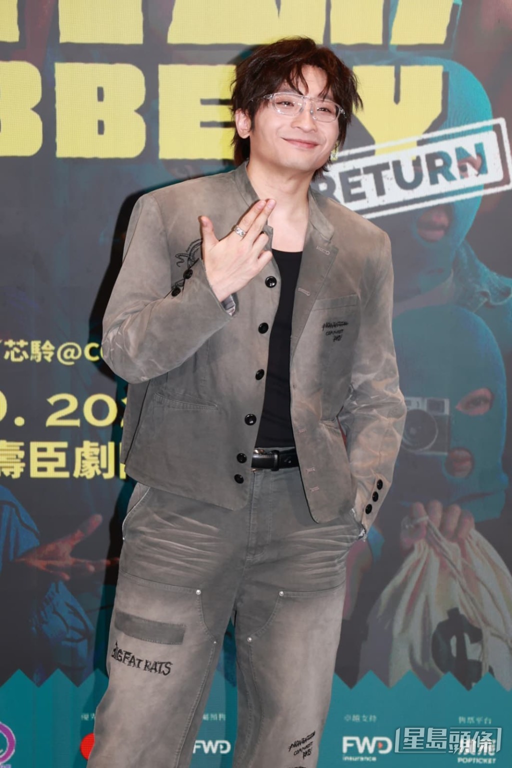 何啟華因此加盟成為舞台劇新成員。