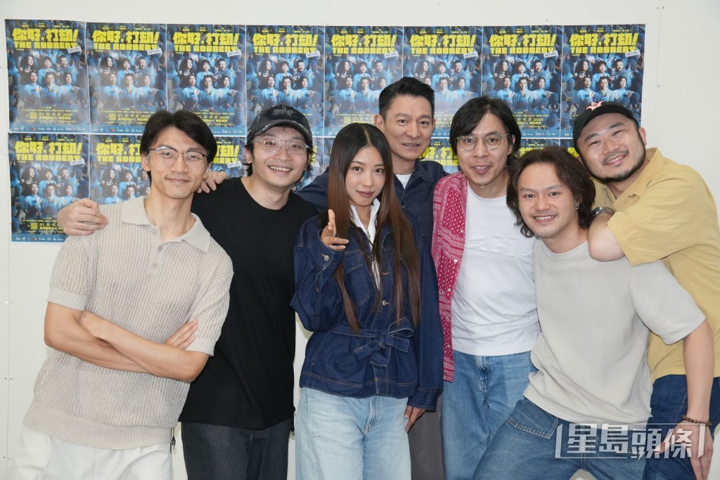 劉德華與一眾演員在記者會後合照。