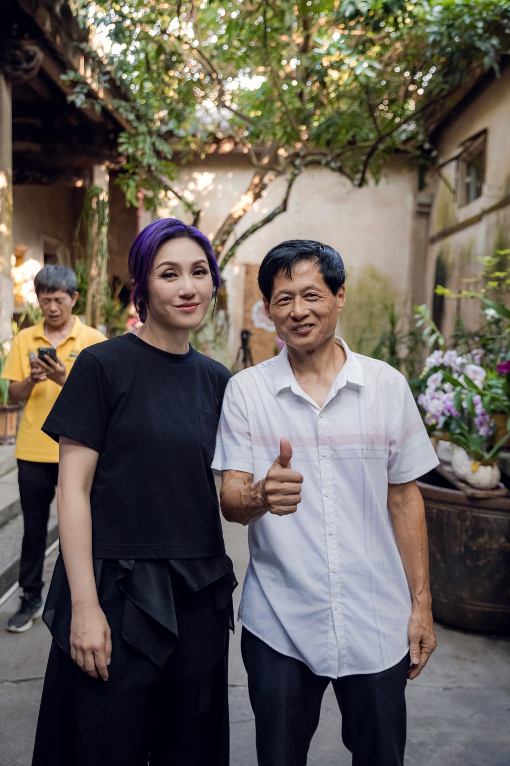 千嬅與片中飾演小叔的演員鄭鵬生見面。