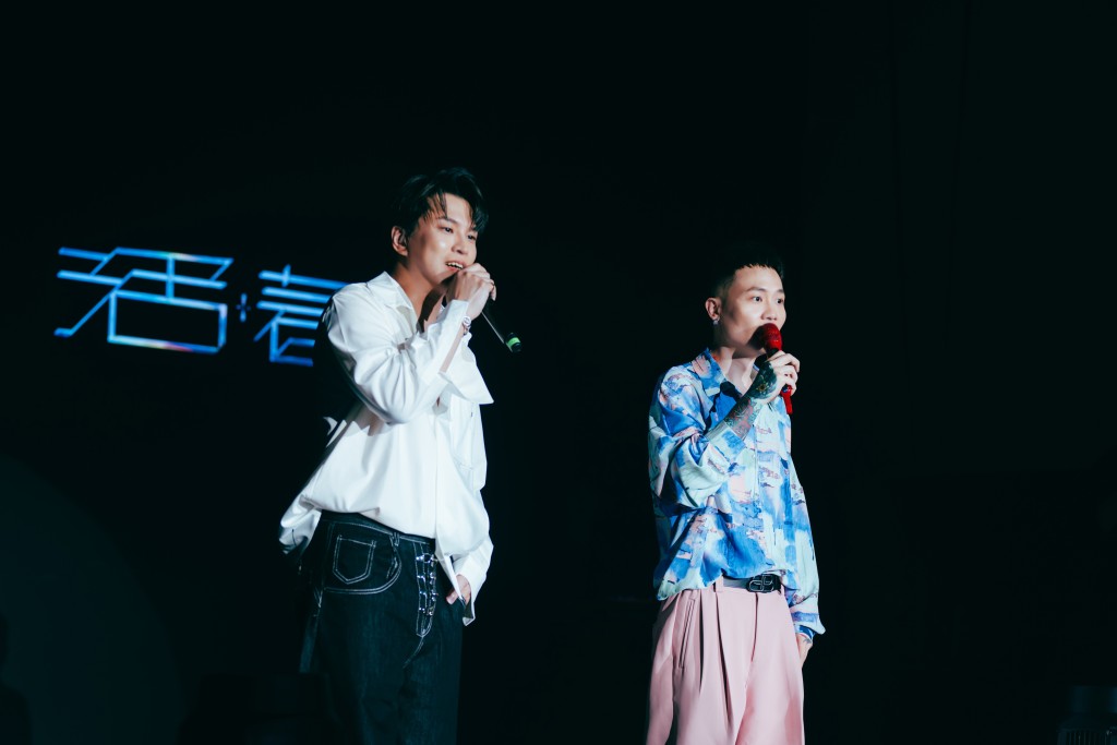 蕭秉治與嘉賓蕭景鴻合唱歌曲《分合》。