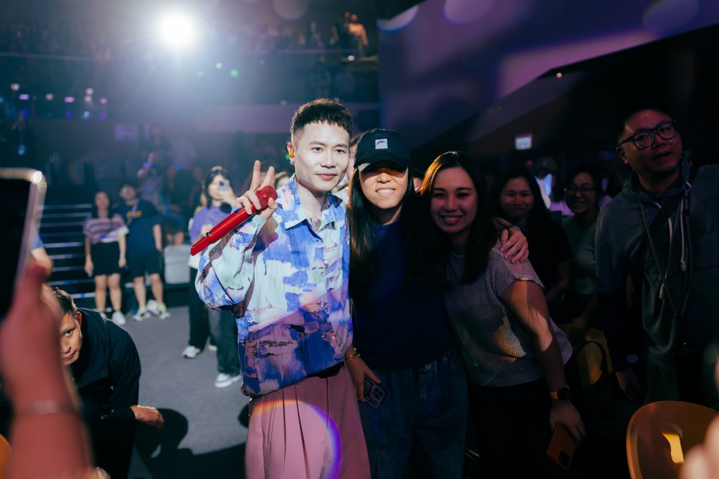 蕭秉治與現場樂迷合照留念。
