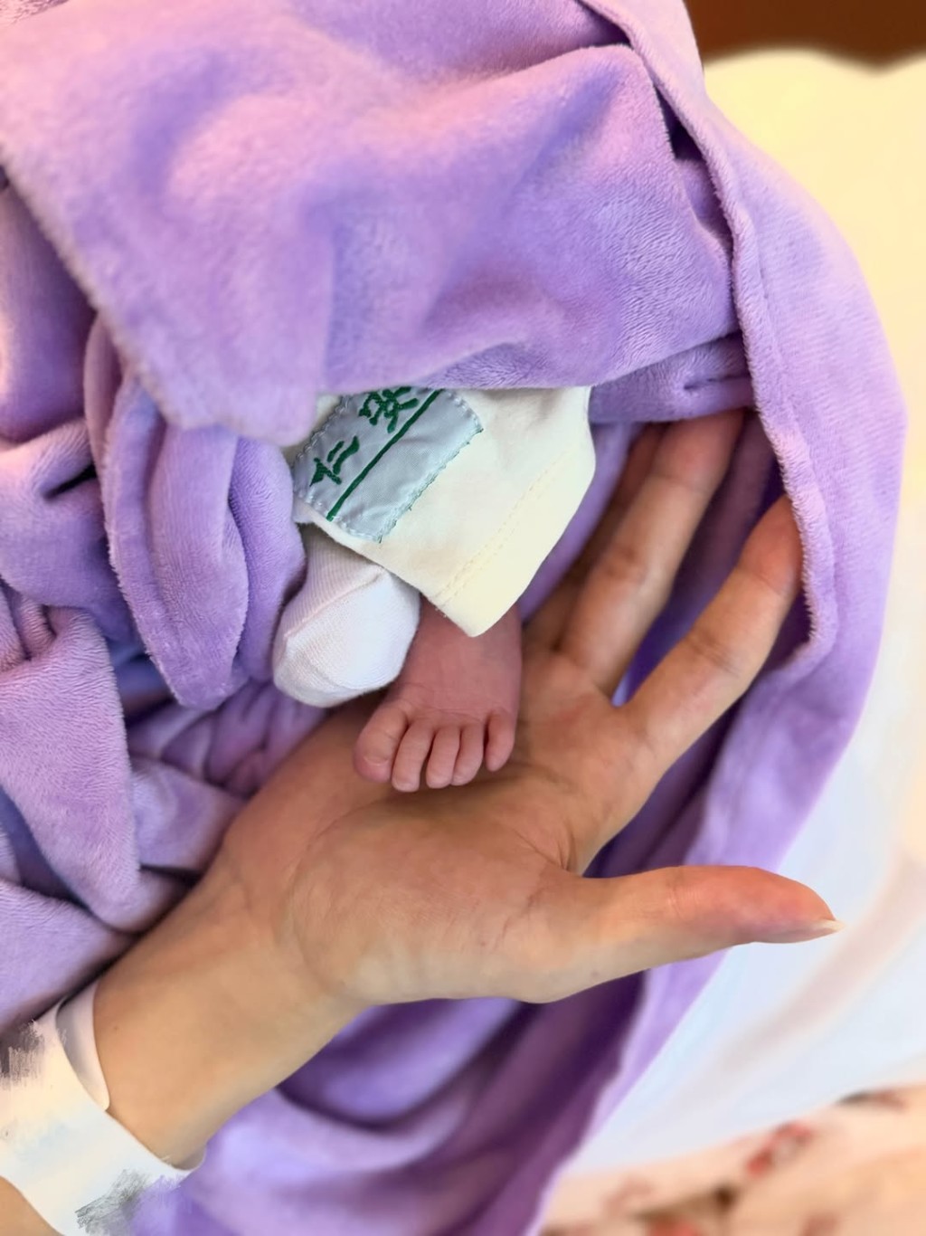 譚嘉儀與其中一位寶寶腳仔的溫馨合照。
