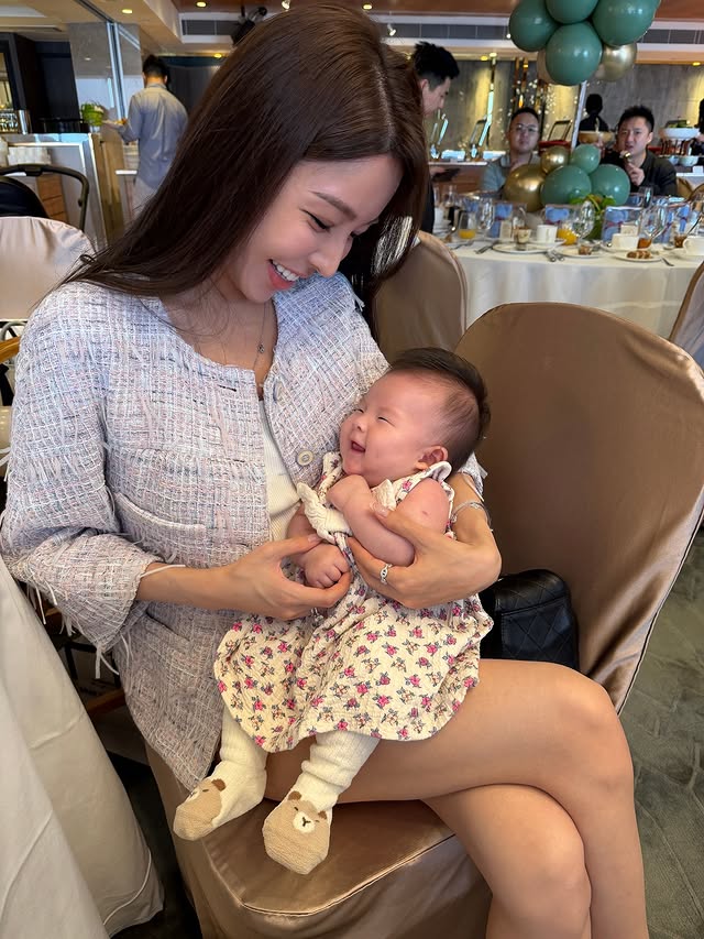 譚嘉儀是陳詩欣兒子的契媽。