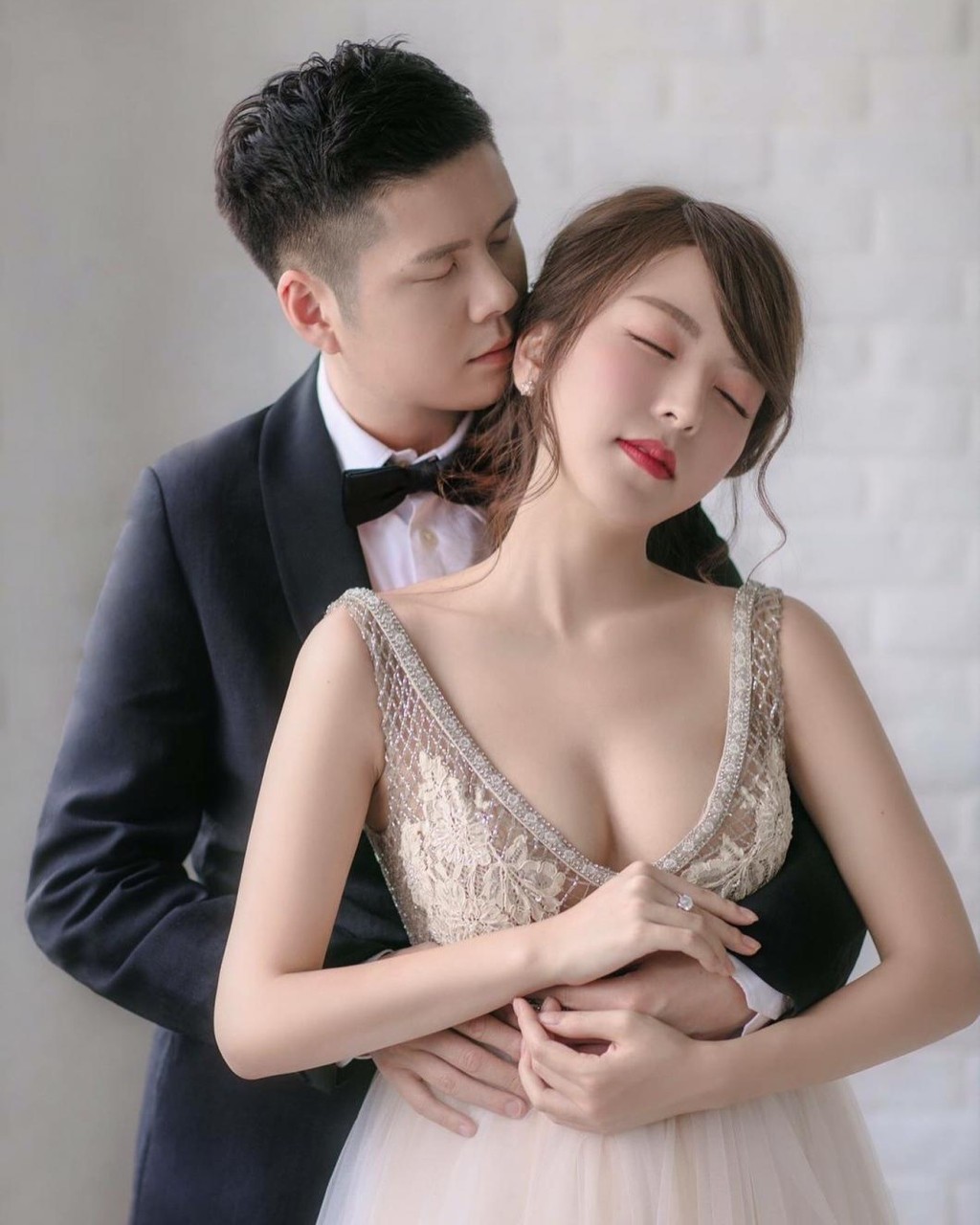 2019年,譚嘉儀與圈外男友共諧連理。