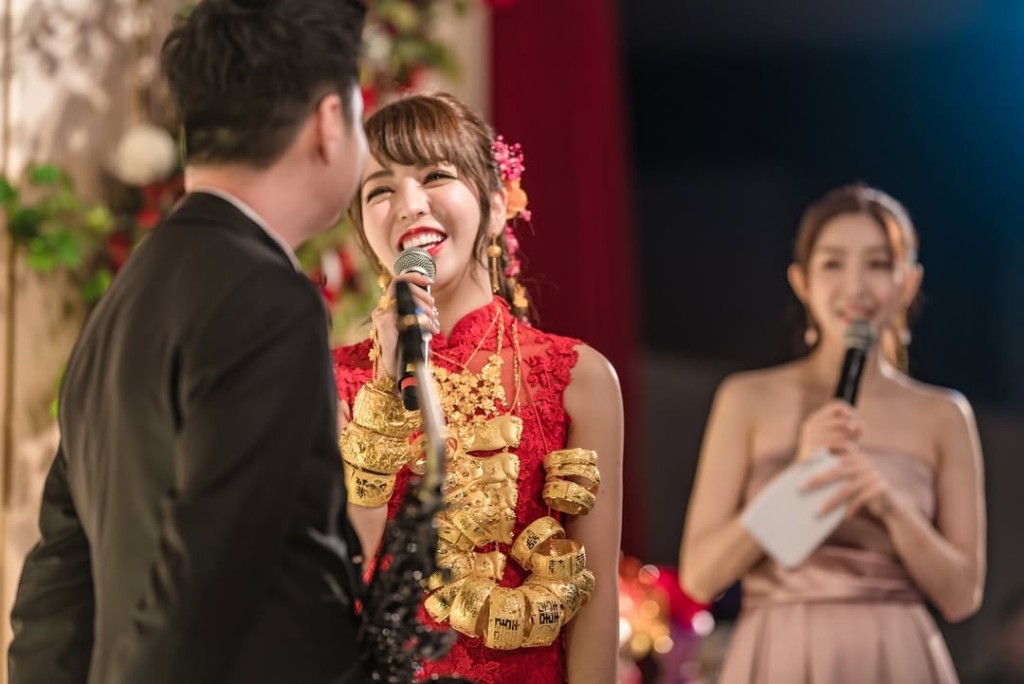 譚嘉儀結婚時,身上掛滿金器,相當喜氣。