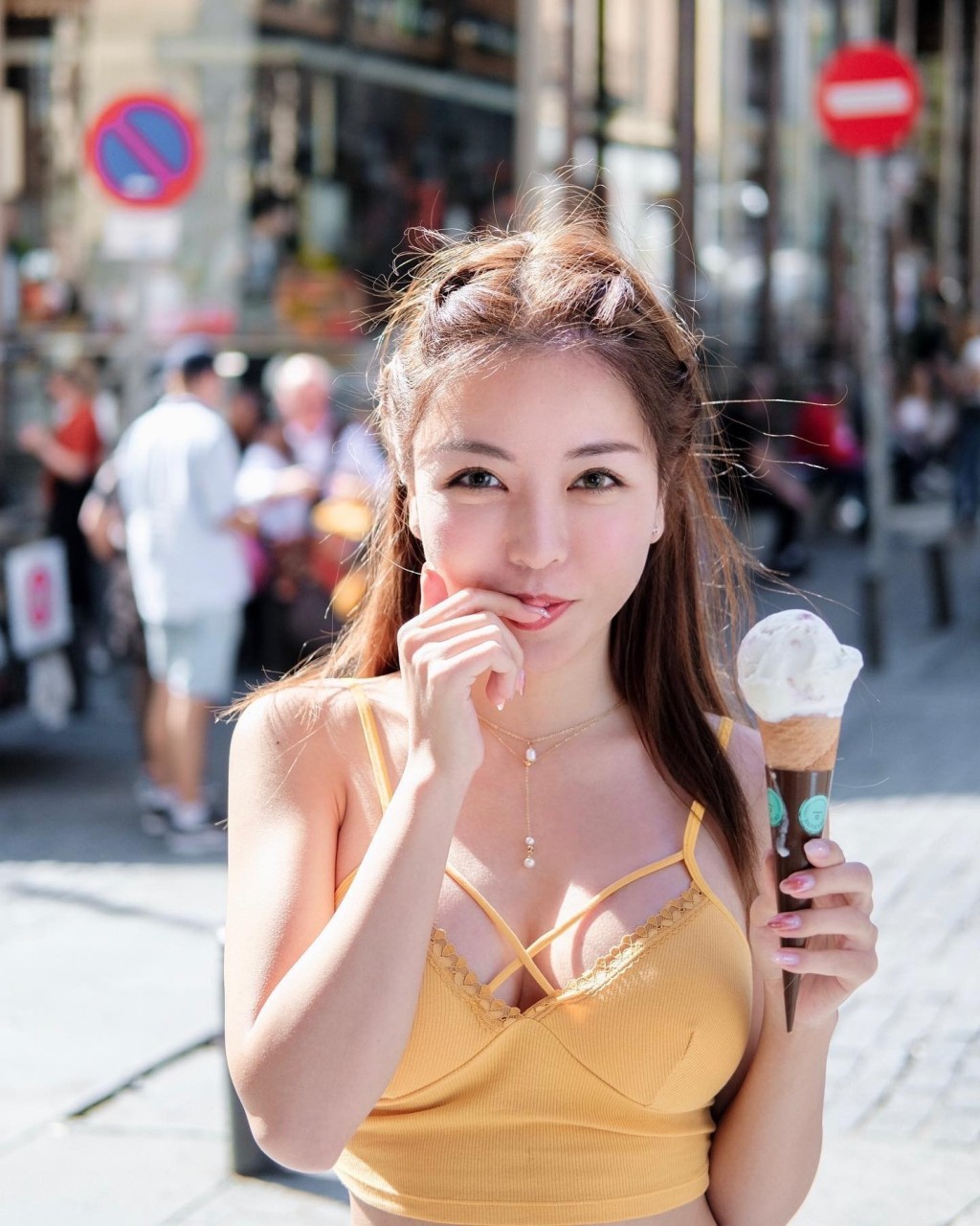 譚嘉儀身材玲瓏有致。
