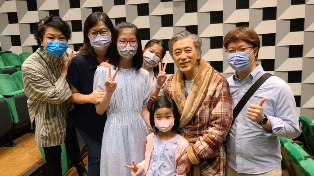 毛俊輝為香港話劇團演出《父親》時,獲太太胡美儀、女兒及三位孫女到場支持。