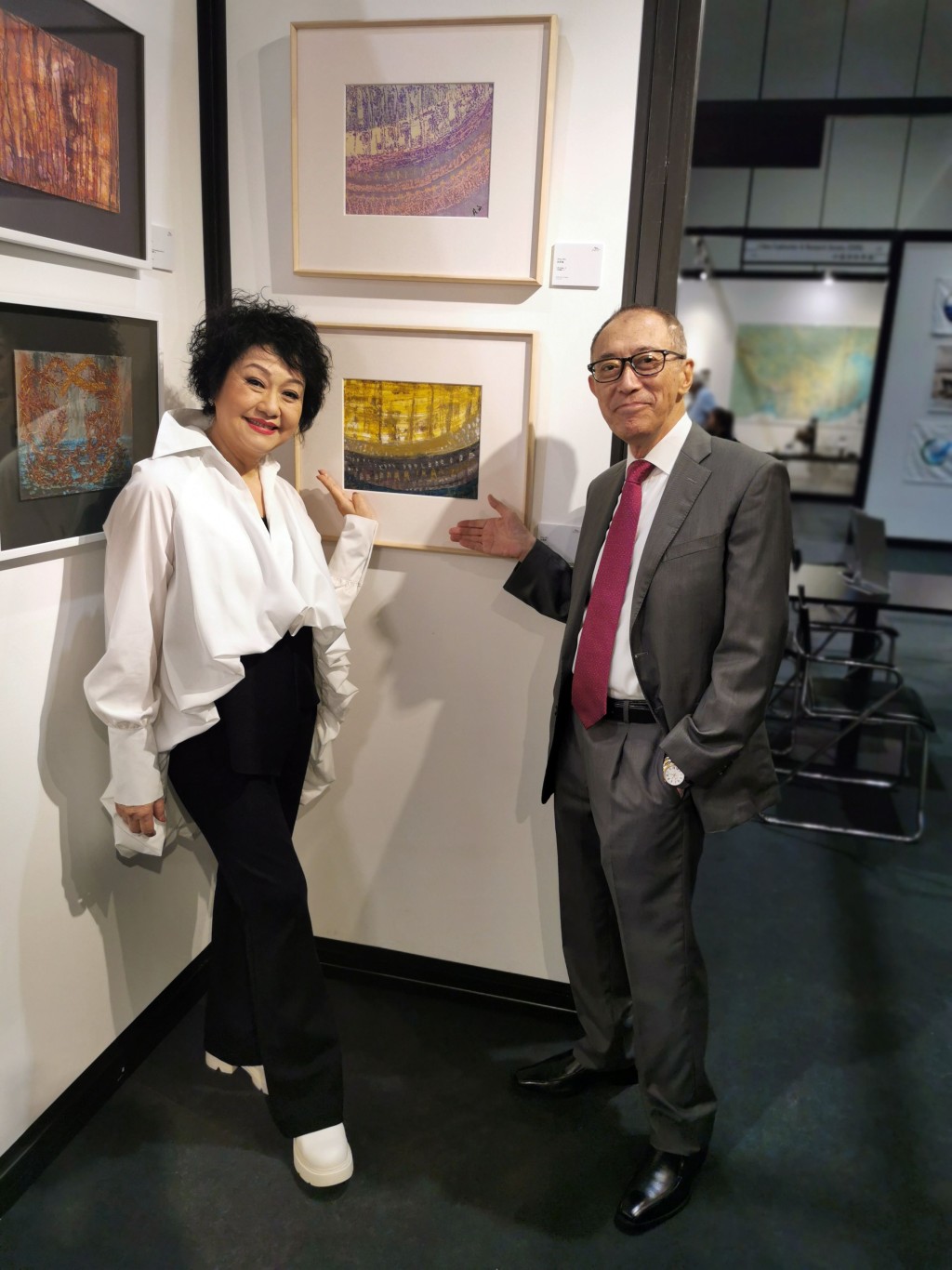 胡美儀為丈夫繪畫了一幅名為「毛俊輝的人生舞台」的畫作。