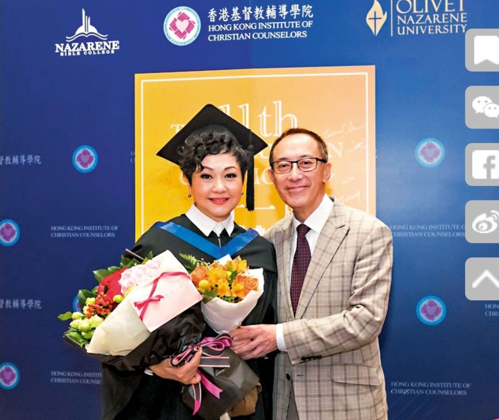 胡美儀在2018年於丈夫毛俊輝鼓勵下,完成了心理輔導學學士課程。