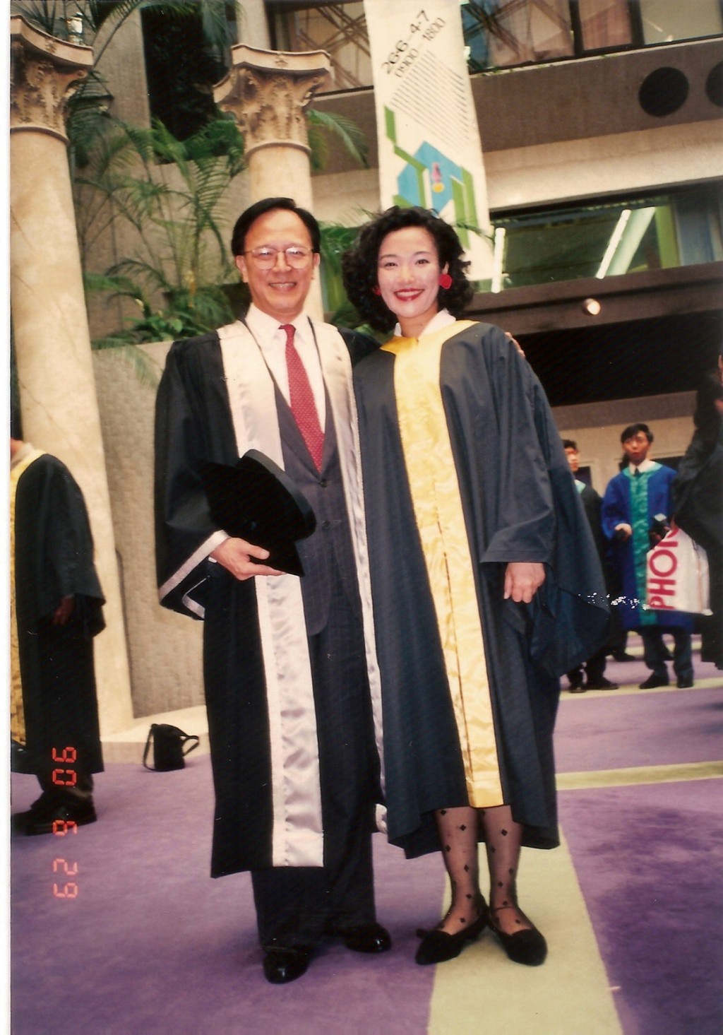 劉雅麗於17歲考進演藝學院,90年畢業時獲鍾景輝頒贈獎學金。