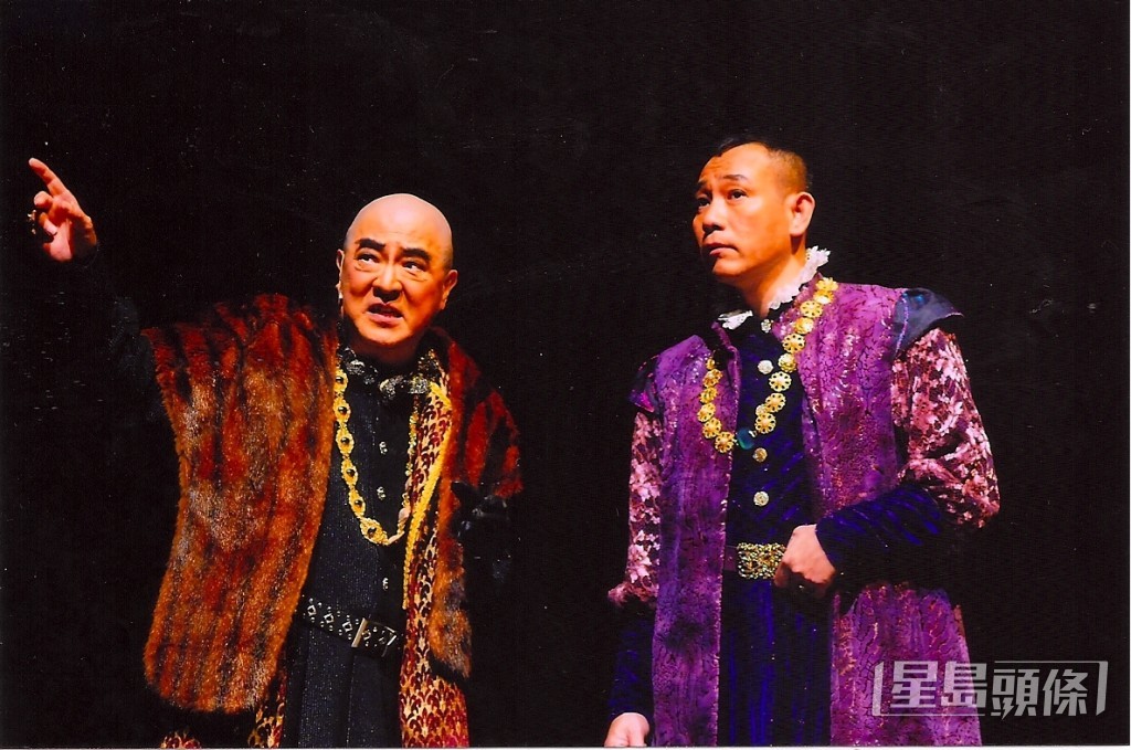 與林保怡合演舞台劇《李察三世》。