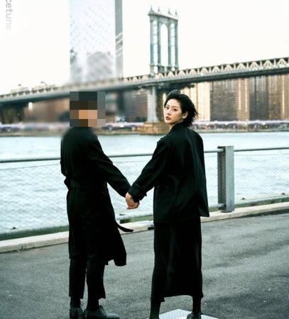 金賽綸曾在IG分享多張與男性牽手互動的「情侶照」,並留言「Marry」。