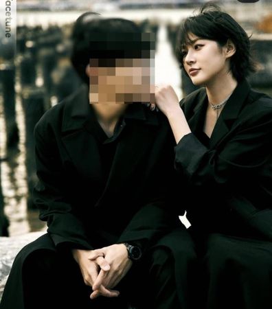 金賽綸身穿黑色V領長裙及同色西裝,與一名男子以「情侶裝」造型在橋邊牽手回眸,又搭肩深情對望。