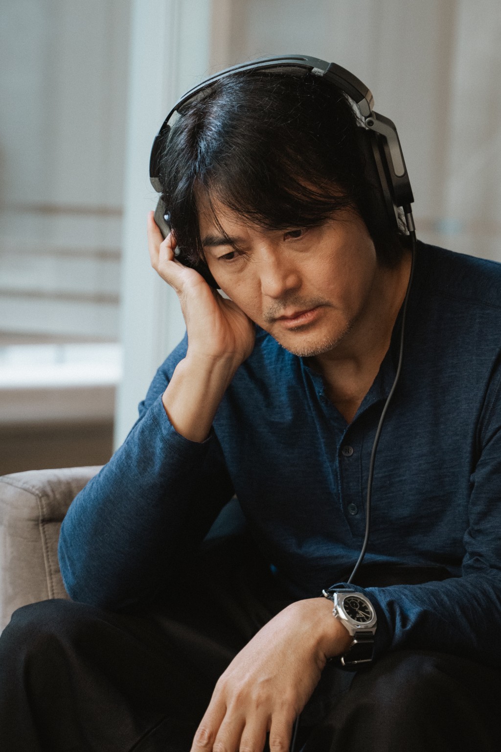 鄭伊健近年影視作品不多，在電影《久別重逢》中飾演一名對前景感到茫然的潦倒音樂人。