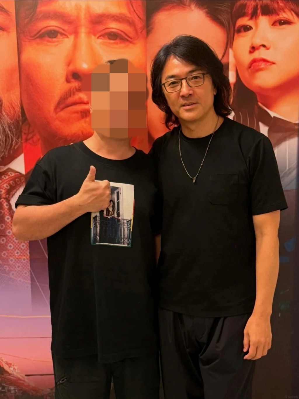 鄭伊健與粉絲合照，罕有地以戴眼鏡的造型曝光。