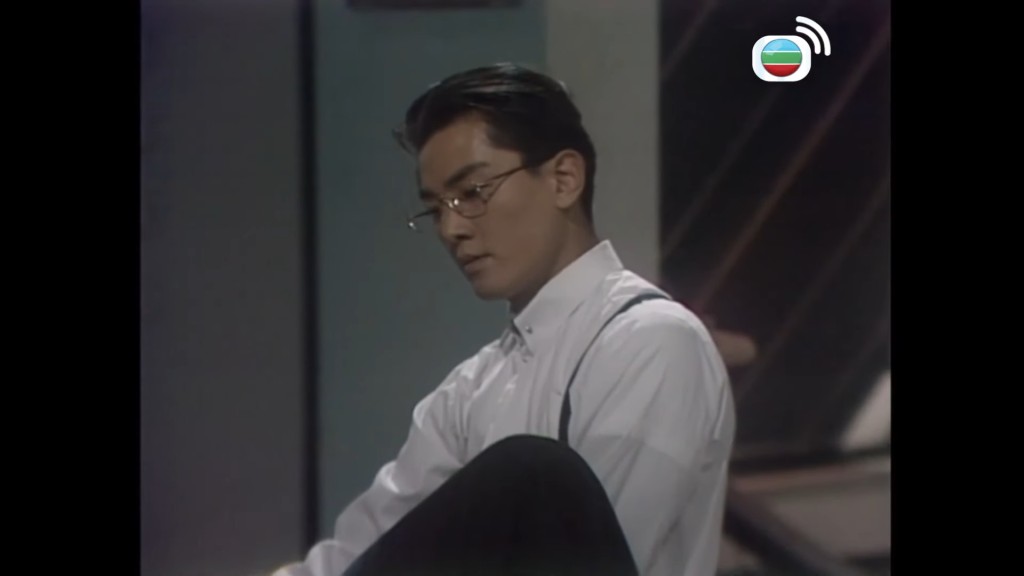 鄭伊健早年在TVB劇集《天若有情》中，也曾經以金絲眼鏡造型演出。